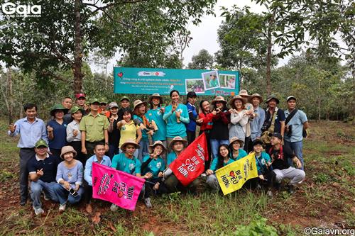 H’Hen Niê và Ngô Bảo Ngọc chụp ảnh tập thể cùng các bạn trẻ, cán bộ khu bảo tồn và người dân địa phương.