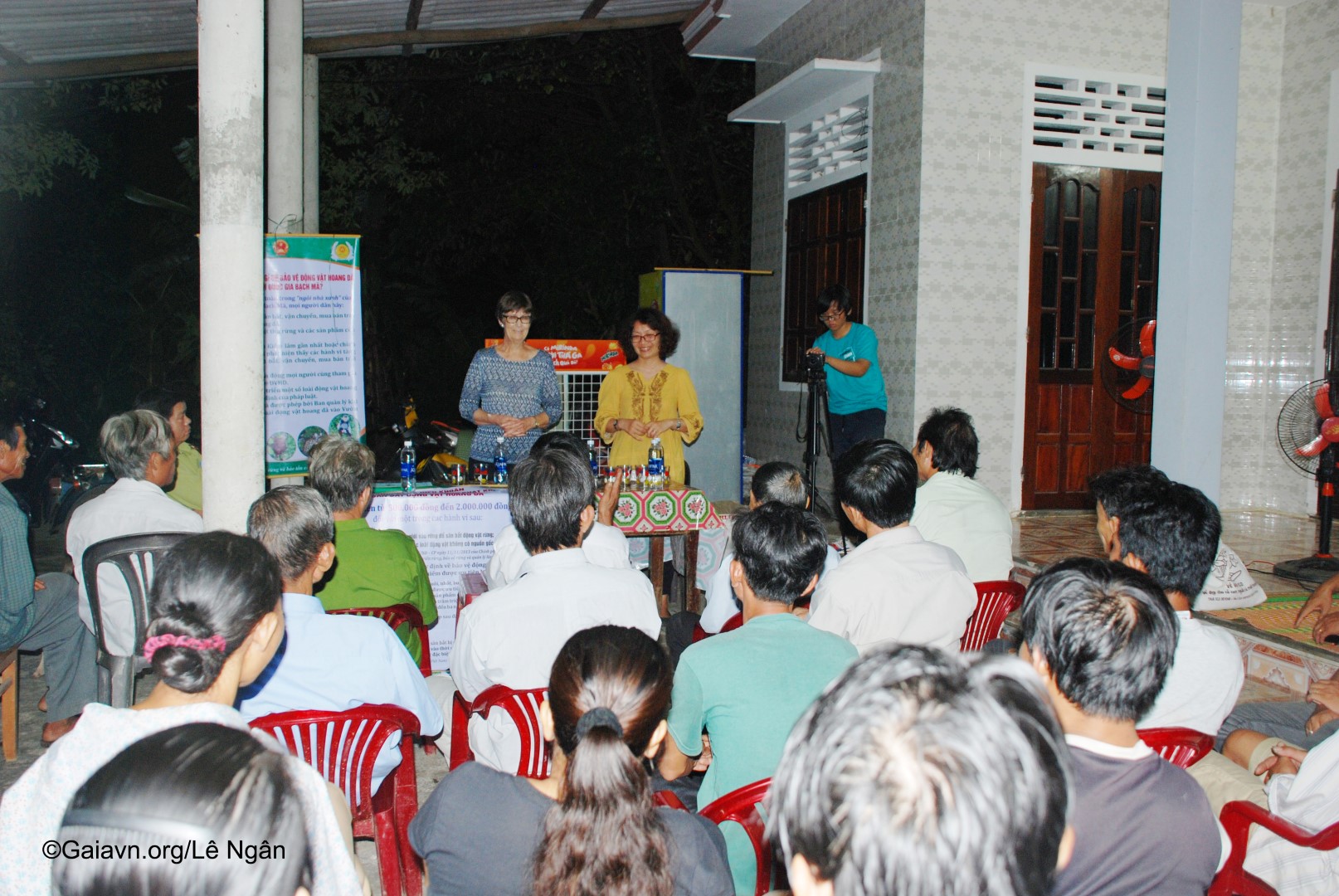 Tham gia buổi truyền thông với cộng đồng địa phương tại thôn Khe Su