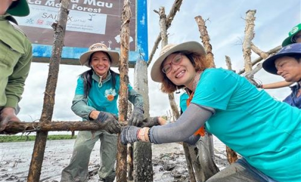 Hoa hậu H’Hen Niê lội bùn khoanh nuôi rừng Cà Mau nhân Ngày Quốc tế giảm nhẹ rủi ro thiên tai 2022